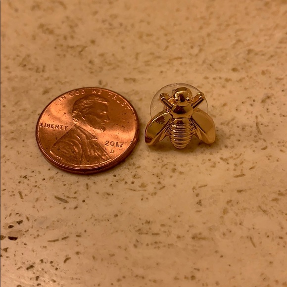 🔥NEW! Gold Dainty Bee Stud Earrings - Picture 4 of 4